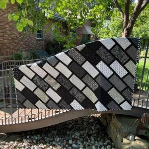 Schwarz-weiße Kopfsteinpflaster Creek Quilt