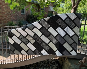 Black and White Cobblestone Creek Quilt