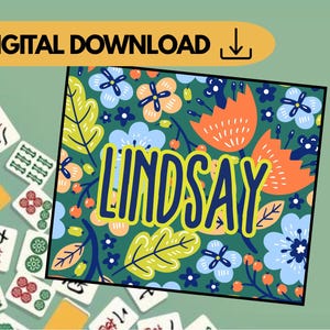 Può includere: Grafica digitale scaricabile con il nome "Lindsay" in giallo, su uno sfondo floreale di fiori blu, arancioni e bianchi su sfondo verde scuro. Le parole "DOWNLOAD DIGITALE" sono in alto.