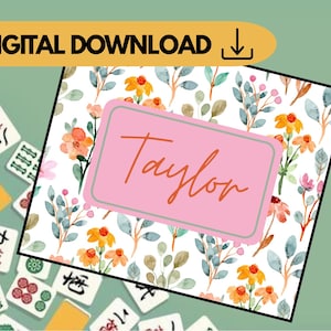 Può includere: Grafica per download digitale con motivo floreale e il nome "Taylor" in un rettangolo rosa. Lo sfondo presenta fiori ad acquerello arancioni, rosa e gialli. Le parole "DOWNLOAD DIGITALE" sono in uno striscione dorato.