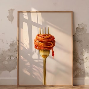 Può includere: Stampa artistica incorniciata raffigurante una forchetta dorata che infilza un vortice di pasta arancione con salsa rossa che cola. L'opera d'arte è ambientata su uno sfondo neutro con una cornice in legno, creando un contrasto visivo sorprendente.