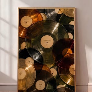 Könnte beinhalten: Ein gerahmter vertikaler Wandkunstdruck mit einer Collage aus überlappenden, durchscheinenden Schallplatten in verschiedenen Farben wie Bernstein, Olivgrün, Schwarz und Gold. Jede Platte hat ein zentrales Etikett mit Text wie Sunday Sessions, After Hours, Golden Days und Noir.