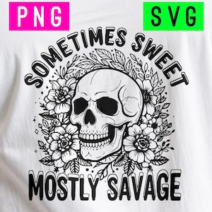 Op de afbeelding: Wit T-shirt met een zwart-wit schedelontwerp omringd door bloemen en bladeren. De tekst boven de schedel luidt "SOMETIMES SWEET", en daaronder "MOSTLY SAVAGE". De afbeelding bevat ook de teksten "PNG" en "SVG".