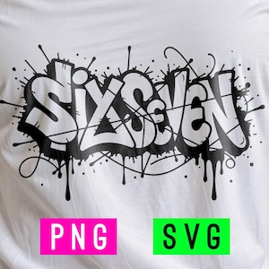 Op de afbeelding: Wit T-shirt met het woord "SIXSEVEN" in een zwart graffiti-ontwerp. Het ontwerp bevat spetters en druppels, met de woorden "PNG" en "SVG" in roze en groene vakken.
