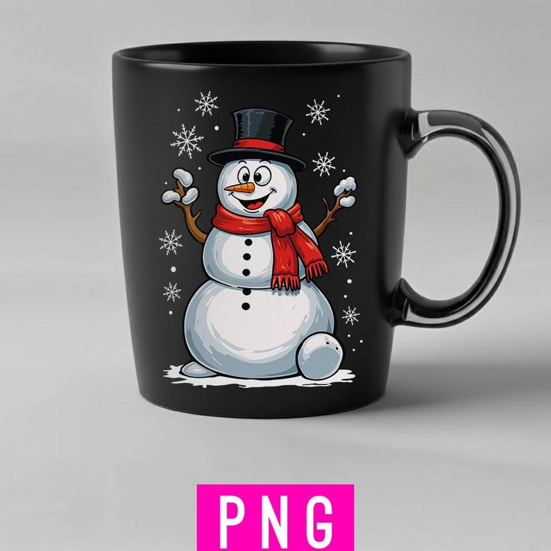 Puede incluir: Taza de cer&aacute;mica negra con un dise&ntilde;o de mu&ntilde;eco de nieve sonriente. El mu&ntilde;eco de nieve lleva un sombrero de copa negro, una bufanda roja y brazos de ramitas. Copos de nieve rodean al mu&ntilde;eco de nieve.