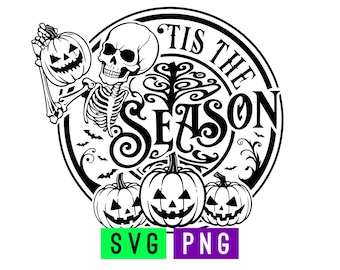Puede incluir: Gráfico de Halloween en blanco y negro con un esqueleto sosteniendo una calabaza, rodeado de calabazas y murciélagos. El texto dice "'Tis the Season". Incluye texto "SVG" y "PNG".