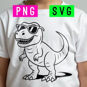 Könnte beinhalten: Weißes T-Shirt mit einem schwarz-weißen Cartoon-Dinosaurier mit Sonnenbrille und einem grinsenden Gesicht. Das T-Shirt hat den Text "PNG" in einer rosa Box und "SVG" in einer grünen Box.