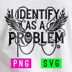 Puede incluir: Camiseta blanca con un diseño gráfico negro. El diseño incluye el texto "IDENTIFY AS A PROBLEM" con alas, llamas, una calavera y cadenas. La parte inferior de la camiseta tiene dos cuadros de color con los textos "PNG" y "SVG".