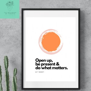 Może przedstawiać: Drukowany plakat z pomarańczowym kołem i tekstem "Open up, be present & do what matters." Tekst "ACT THERAPY" znajduje się pod cytatem.