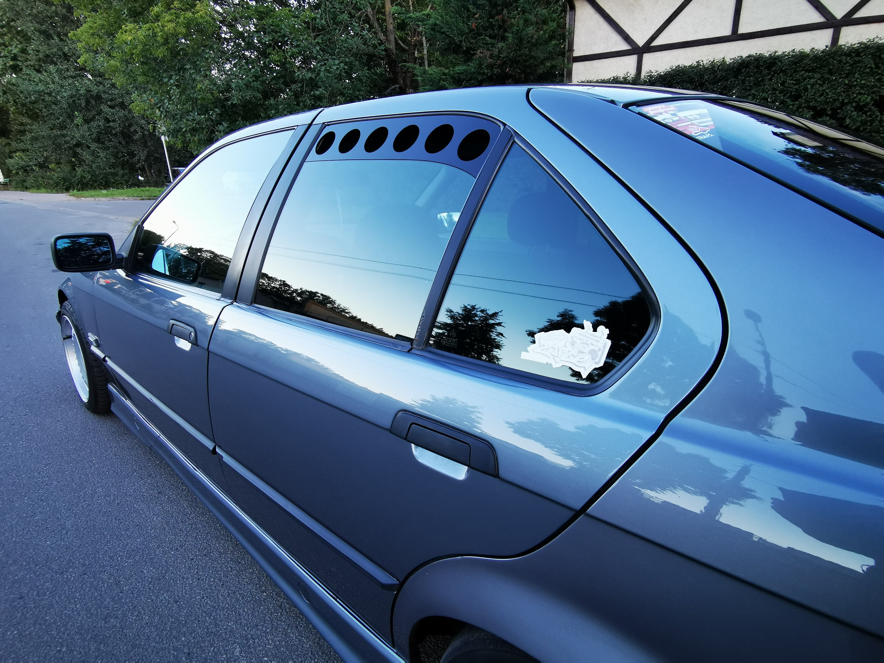 Aérations de fenêtre noires brillantes pour BMW e36, pièces de réglage de  Style arrière, belle dérive de sécurité pour chien, voiture de sport en  acrylique -  France