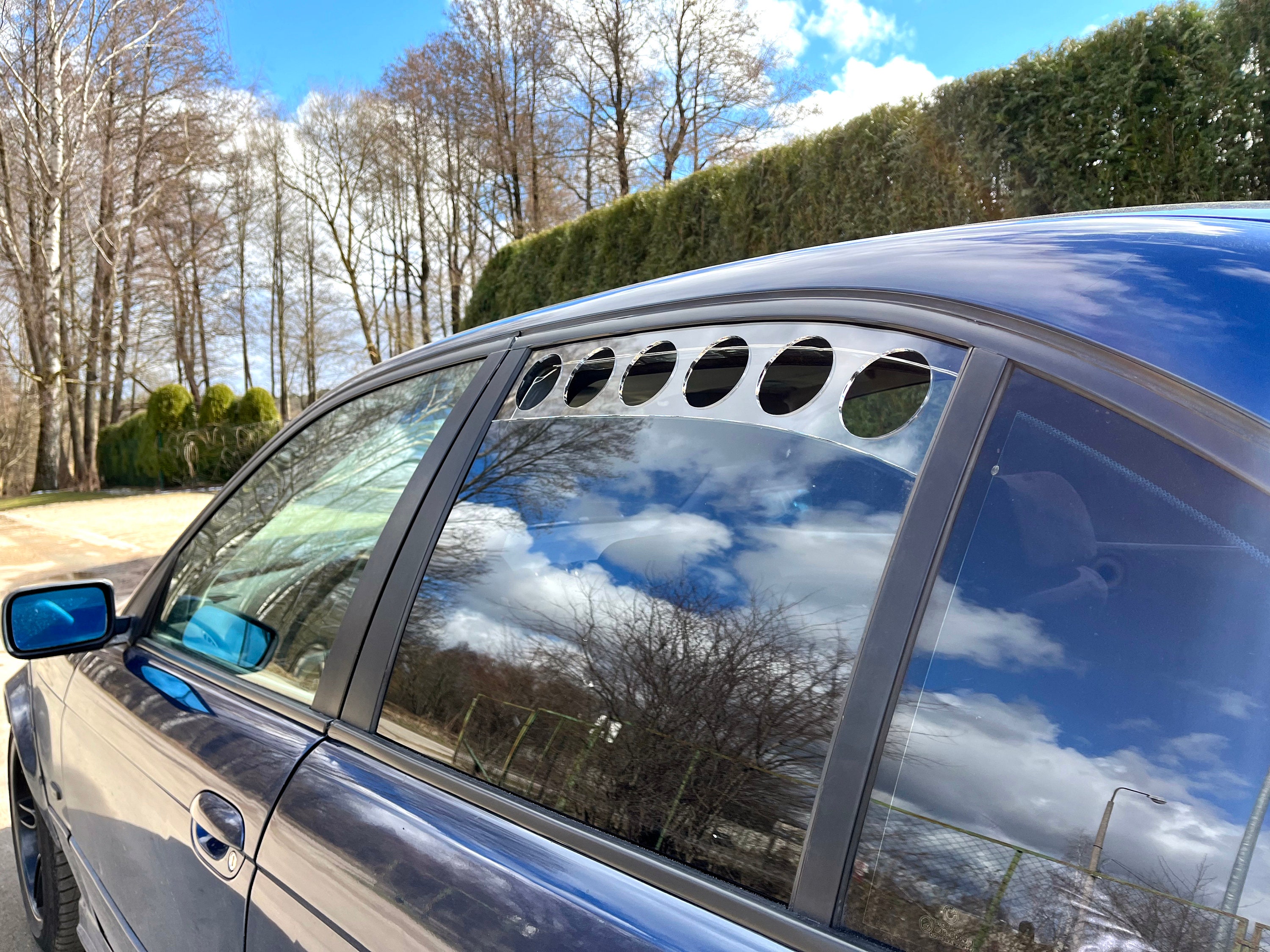 W124 Mercedes Benz Classe E Style d'aération de fenêtre personnalisé pour  dérive de ventilation BMW Acrylique Transparent Berline Tuning de voiture 2  pièces Sécurité pour chien -  France