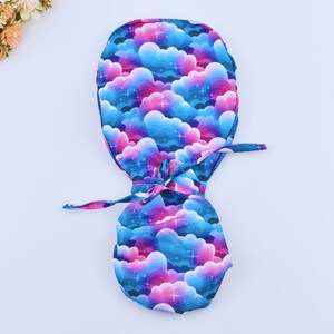 Clouds-scrubmuts voor paardenstaart, zomerscrubmuts met paardenstaarthouder. Met satijn gevoerde optie schrobmuts, schrobmuts in 3 STIJLEN