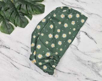 Gorro quirúrgico europeo con estampado floral primaveral para mujer, gorro quirúrgico con margaritas sobre fondo verde oscuro para coleta, gorro quirúrgico, gorro quirúrgico forrado de satén. Gorro quirúrgico para mujer