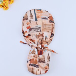 cuffia da medico con stampa da viaggio, cappello da medico da viaggiatore, Bonnet Head Designs, cuffie da medico da donna, cuffia da medico con fodera in raso.