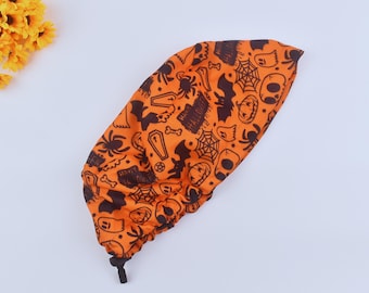 Halloween Pferdeschwanz Scrub Cap: Gespenster, gruseliger Druck, mit Satin gefüttert