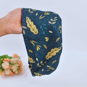 Czepek chirurgiczny English Garden Floral Euro Scrub: satynowy, podszyty kucykiem czepek chirurgiczny