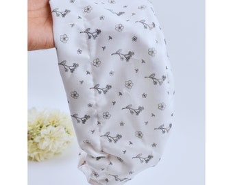 Flower Euro Scrub Cap: Verstellbarer Knebelverschluss, Optional Satinfutter