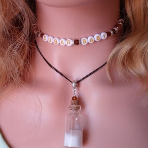 Conjunto de collar con letras de los años 90 con cuentas de cristal personalizado