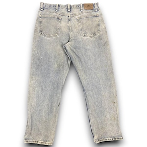 K&ouml;nnte beinhalten: Hellblaue Jeans aus Denim mit einem verwaschenen Effekt. Die Jeans haben ein klassisches F&uuml;nf-Taschen-Design, G&uuml;rtelschlaufen und einen Lederaufn&auml;her auf der R&uuml;ckseite. Die Jeans sind leicht abgenutzt mit Farbflecken.