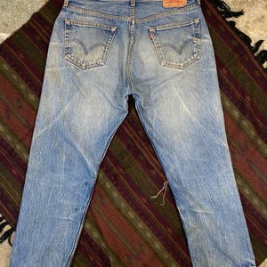 Vintage Levi's 501 Jeans | Slitna, slitna denimjeans | Mellantvättad raka ben med knappgylf