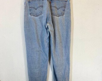 Vintage Levi's 550 Jeans | Relaxed Fit Tapered Leg, Light Wash (W33 L33)