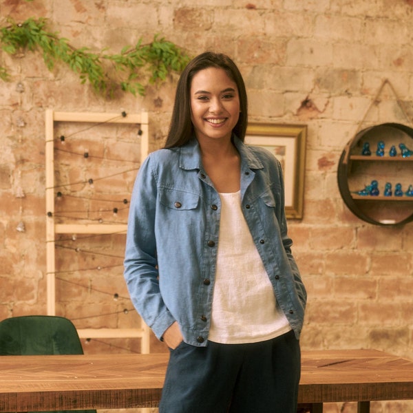 Veste en lin bleue à boutons-pression, Veste en lin bleu denim avec poches, Veste en lin bleue boutonnée sur le devant REBELLIOUS en denim