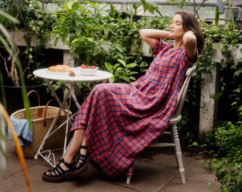 Robe midi évasée en lin à carreaux et col rond à manches courtes avec poches AURA à carreaux rouges et bleus