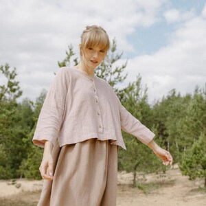 Blazer corto in lino con chiusura frontale a bottoni, giacca squadrata in lino rosa senza colletto con maniche corte, giacca IMPRESSION in Vintage Rose