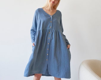 Mini-robe de maternité en lin bleue à col en V et boutons sur le devant, Mini-robe mom bleue évasée en lin à manches longues CHARISMA en denim