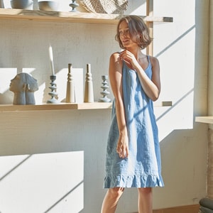 Rundhals-Spaghetti-Trägern hellblaues Leinenkleid mit gekräuseltem Saum, Riemchenblaues Mini-Leinenkleid mit Taschen, Ärmelloses blaues Nachtkleid