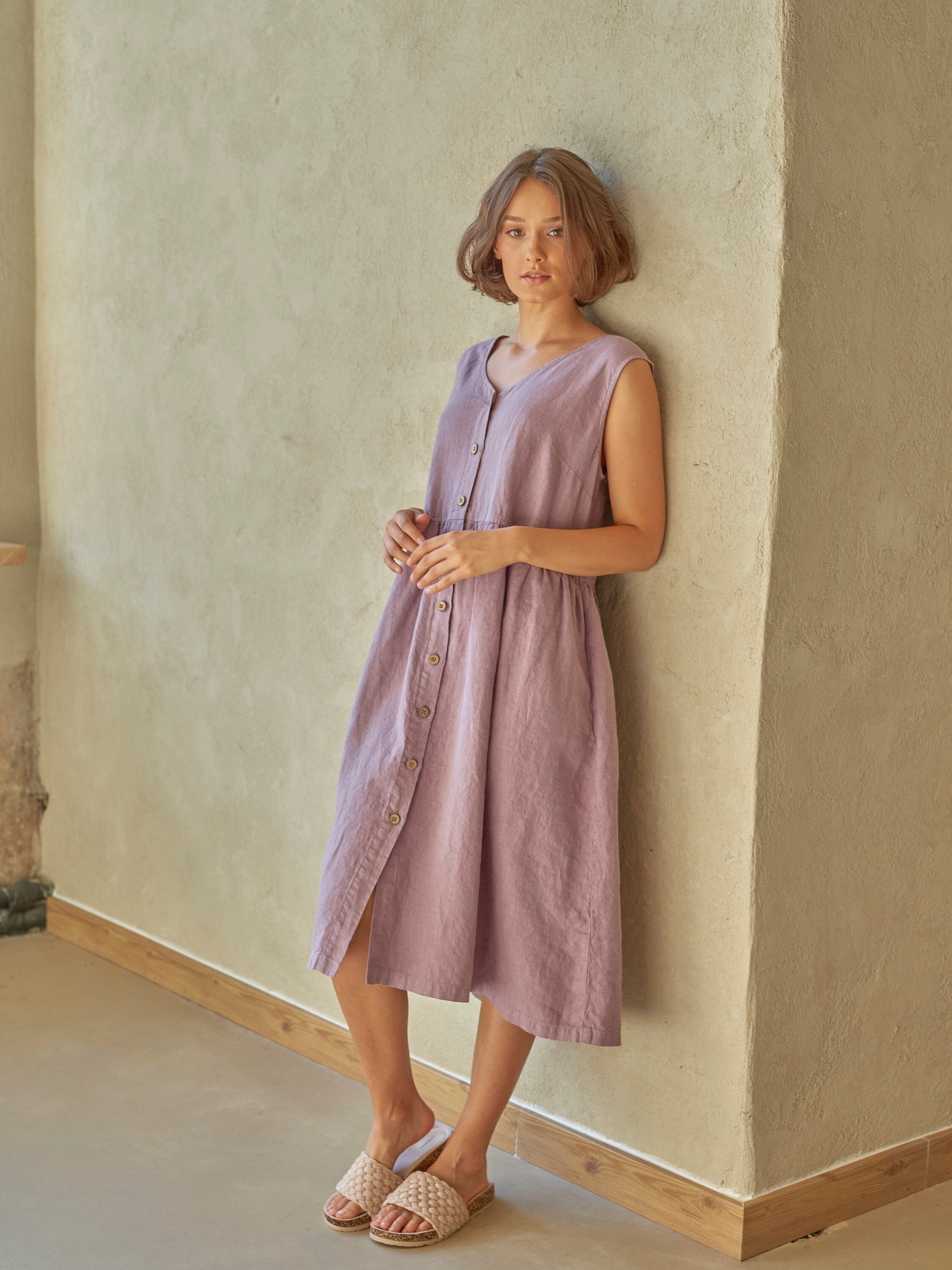 MUSTERVERKAUF V Ausschnitt Knöpfe vorne ärmelloses lila Leinen Midi Kleid, Ausgestelltes lila Leinen Kleid mit Taschen CHARISMA in Lavendel Größe M