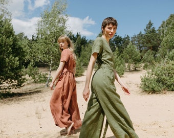 Brautjungfern-Leinen-Jumpsuit, V-Ausschnitt-Wickel-Jumpsuit aus grünem Leinen mit Taschen, Kurzarm-Jumpsuit mit weitem Bein und Gürtel NOSTALGIA in Moosgrün