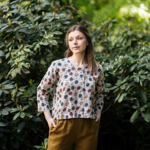 Collarless cropped red green yellow floral linen jacket, Cropped sleeves boxy linen blazer IMPRESSION in Colorful bloom