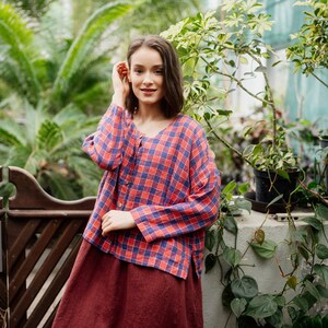 Kragenlose abgeschnittene rotblaue karierte Leinenjacke, kurzer Ärmelboxy karierter Leinenblazer IMPRESSION