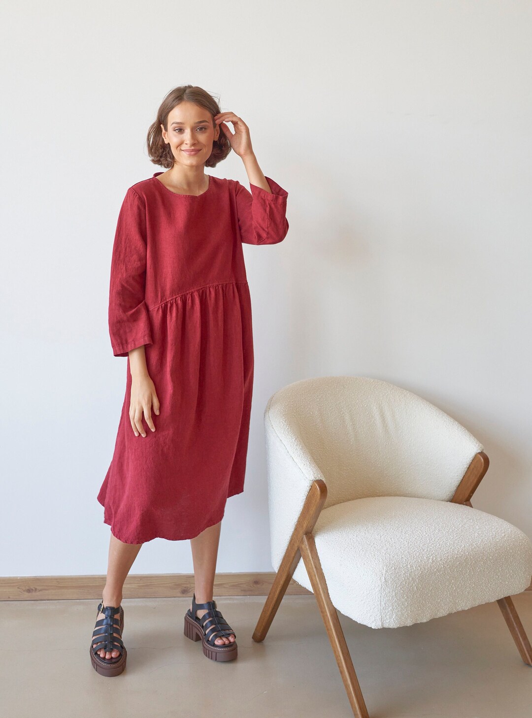 Robe midi évasée en lin rouge plissée à col rond avec poches