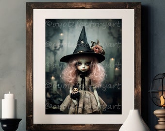 Puede incluir: Una impresión enmarcada de una muñeca vestida de bruja con un sombrero negro y cabello rosado. La muñeca sostiene una pequeña muñeca en su mano. El fondo es un bosque oscuro con luces brillantes.