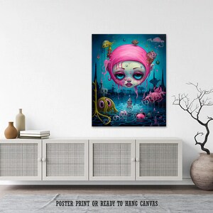 Pu&ograve; includere: Stampa su tela con un'illustrazione surreale di una figura con grandi occhi e capelli rosa in un paesaggio acquatico con creature fantastiche. L'opera d'arte utilizza sfumature di blu, rosa e giallo, con il testo "POSTER PRINT OR READY TO HANG CANVAS" in basso.