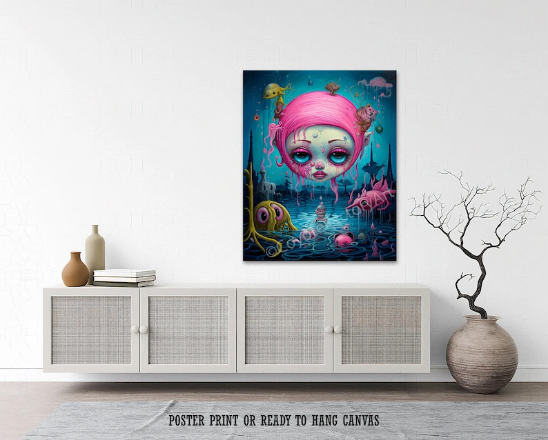 Pu&ograve; includere: Stampa su tela con un'illustrazione surreale di una figura con grandi occhi e capelli rosa in un paesaggio acquatico con creature fantastiche. L'opera d'arte utilizza sfumature di blu, rosa e giallo, con il testo "POSTER PRINT OR READY TO HANG CANVAS" in basso.