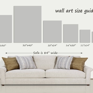 Pu&ograve; includere: Una guida alle dimensioni delle opere d'arte mostra le dimensioni delle tele: 61x76cm, 76x102cm, 51x61cm, 41x51cm, 28x36cm e 20x25cm. Un divano di 213cm di larghezza &egrave; mostrato con cuscini decorativi.