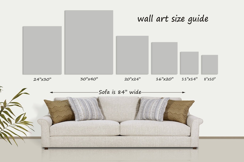 Pu&ograve; includere: Una guida alle dimensioni delle opere d'arte mostra le dimensioni delle tele: 61x76cm, 76x102cm, 51x61cm, 41x51cm, 28x36cm e 20x25cm. Un divano di 213cm di larghezza &egrave; mostrato con cuscini decorativi.