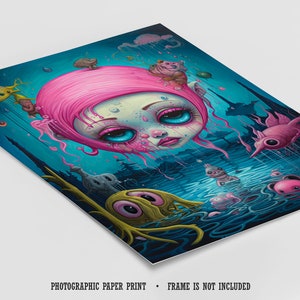 Pu&ograve; includere: Una stampa artistica surreale raffigurante una figura con grandi occhi con capelli rosa e carnagione pallida, circondata da creature acquatiche fantastiche in tonalit&agrave; di blu, rosa e giallo. La stampa &egrave; su carta fotografica.