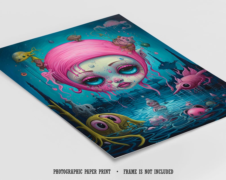 Pu&ograve; includere: Una stampa artistica surreale raffigurante una figura con grandi occhi con capelli rosa e carnagione pallida, circondata da creature acquatiche fantastiche in tonalit&agrave; di blu, rosa e giallo. La stampa &egrave; su carta fotografica.