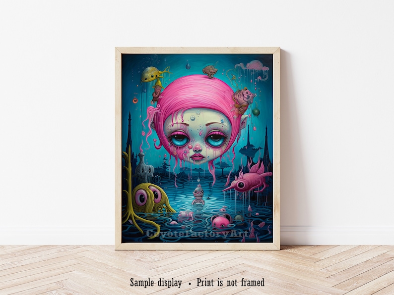 Pu&ograve; includere: Una stampa artistica incorniciata con un'illustrazione surreale di una figura con grandi occhi e capelli rosa, circondata da creature fantastiche in un paesaggio blu e verde acqua. La stampa ha una cornice in legno e il testo "CoyoteFactoryArt" &egrave; visibile.