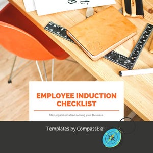 Pode incluir: Uma cadeira laranja, um caderno de couro castanho claro e uma régua preta estão numa secretária de madeira clara. Uma caneta branca e uma carteira pequena também são visíveis. O texto "EMPLOYEE INDUCTION CHECKLIST" é exibido.