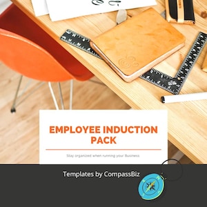 Puede incluir: Un escritorio de madera con una silla naranja, un cuaderno de cuero y una regla negra. Se muestra el texto "EMPLOYEE INDUCTION PACK", junto con la frase "Manténgase organizado al dirigir su negocio."