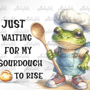 Puede incluir: Una rana de dibujos animados con un gorro de cocinero y sosteniendo una cuchara de madera. La rana está de pie sobre una superficie de madera. El texto "Just waiting for my sourdough to rise" está escrito en letras negras sobre un fondo blanco.