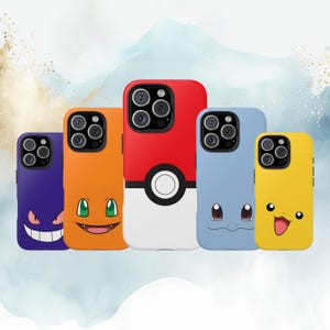 Puede incluir: Cinco fundas para teléfono con diseños de personajes en varios colores. Las fundas son moradas, naranjas, rojas, azules y amarillas, cada una con la cara de un personaje diferente. Diseñadas para smartphones.