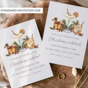 Pu&ograve; includere: Due inviti a un cocktail party natalizio con illustrazioni ad acquerello di cocktail e vegetazione festosa. Il testo recita "Join us at the Bells for Christmas cocktails" e include la data, l'ora e le informazioni di RSVP.