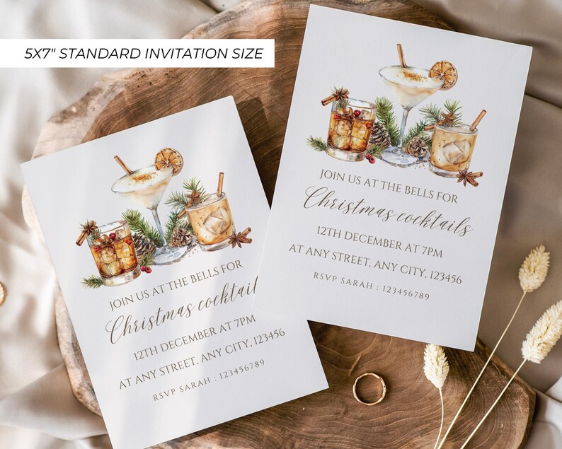 Pu&ograve; includere: Due inviti a un cocktail party natalizio con illustrazioni ad acquerello di cocktail e vegetazione festosa. Il testo recita "Join us at the Bells for Christmas cocktails" e include la data, l'ora e le informazioni di RSVP.