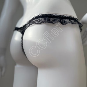 Op de afbeelding: Zwarte kanten lingerie met een delicaat bloemenpatroon.